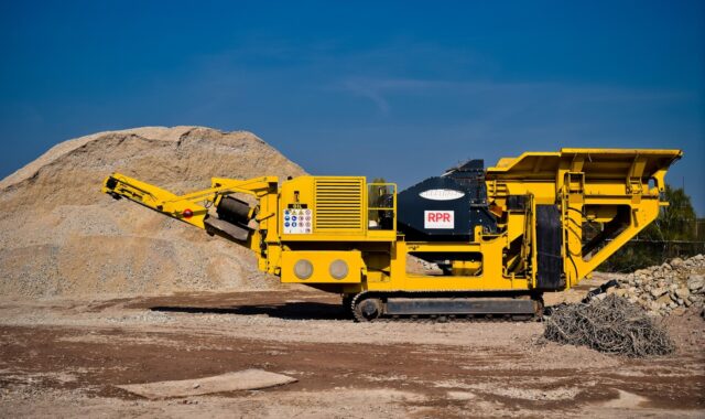 building, construction machine, crusher, construction site, technology, construction work, work, machine, tool, work machine, vehicle, heavy, industry, yellow, tracked vehicle, stone crusher, sand, sandberg, construction material, crusher, crusher, stone crusher, stone crusher, stone crusher, stone crusher, stone crusher