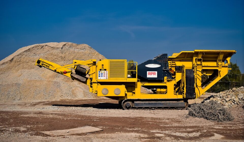 building, construction machine, crusher, construction site, technology, construction work, work, machine, tool, work machine, vehicle, heavy, industry, yellow, tracked vehicle, stone crusher, sand, sandberg, construction material, crusher, crusher, stone crusher, stone crusher, stone crusher, stone crusher, stone crusher