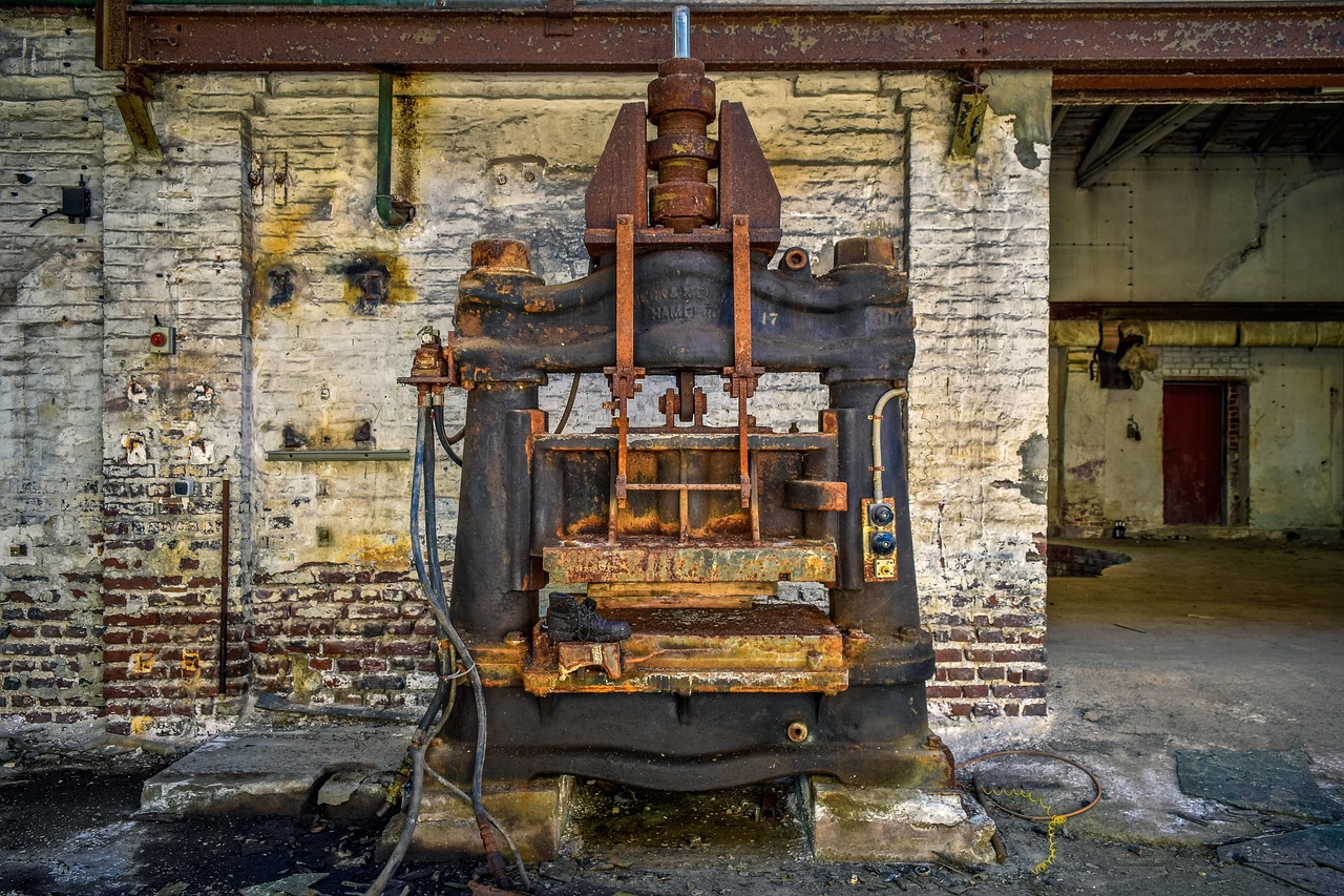 lost places, factory, press, machine, pforphoto, hall, abandoned, industry, old, ruin, expired, building, the atmosphere, industrial plant, decay, broken, transience, mood, architecture, past, dilapidated, shabby, ailing, disintegration, abandoned places, masonry