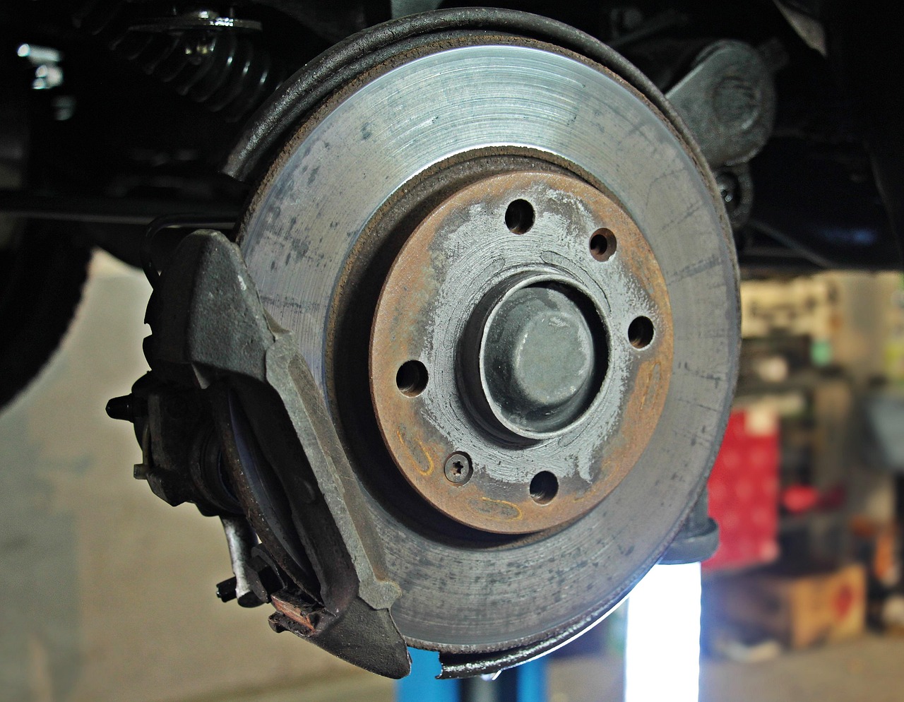 auto repair shop, workshop, brake disc, brake, change, brake change, automobile, car mechanic, specialist, lifting platform, repair, check, professional, vehicle, tool, work, lamp, work lamp, exchange, auto repair shop, brake, brake, brake, brake, brake, car mechanic