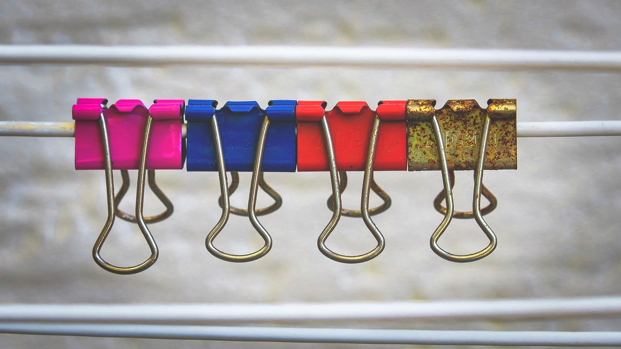 cling, attach, to back up, household, clamp, home help, clothespins, old, weathered, household goods, coloured, household appliance, close up, hang, row, multicoloured, metal